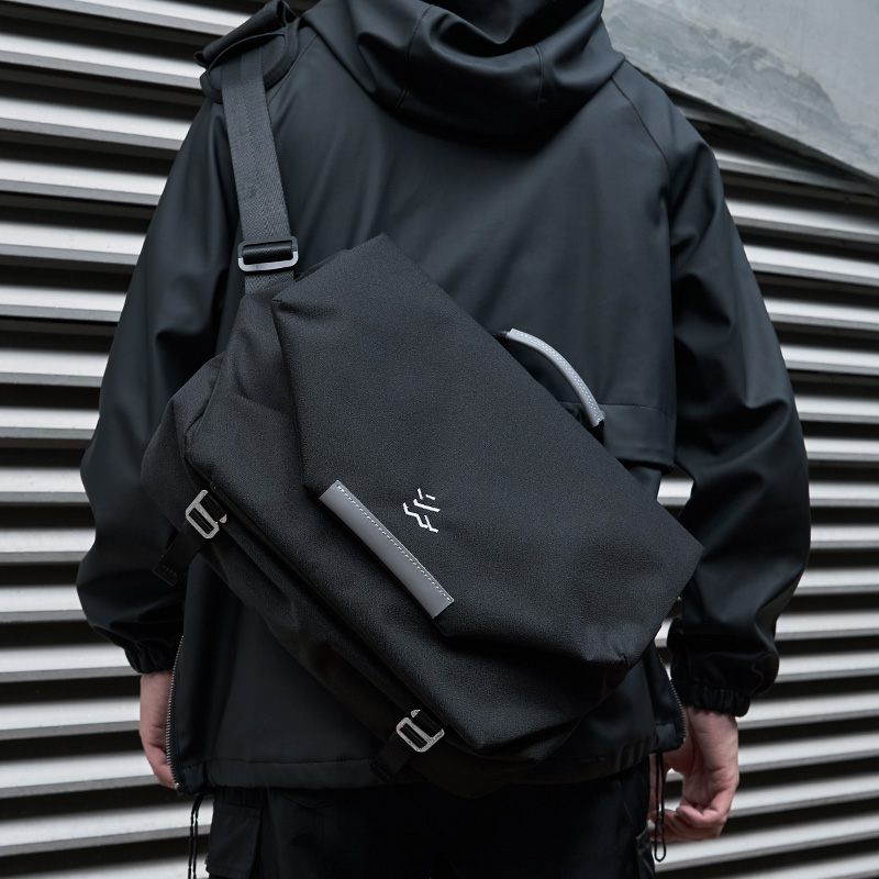 Interior Design Journal - MOYYI Design Large Laptop Messenger Bag
